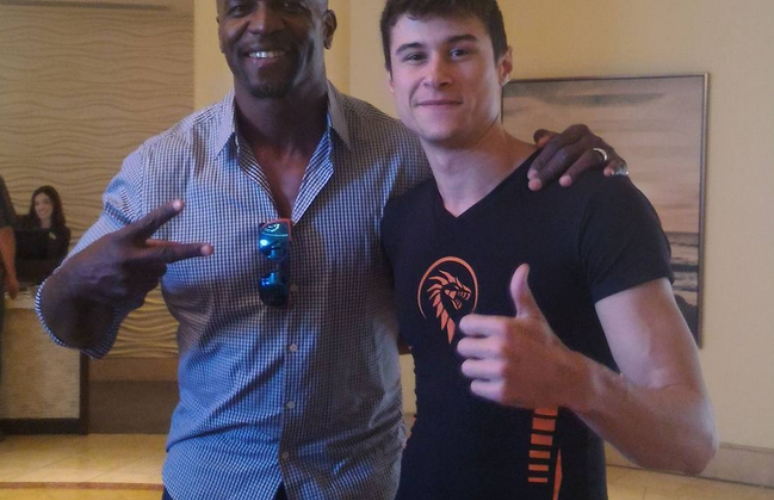 Do ‘É o Tchan’ ao Cocoricó: ele é jogador profissional de ‘tapete de dança’ e viralizou dançando memes