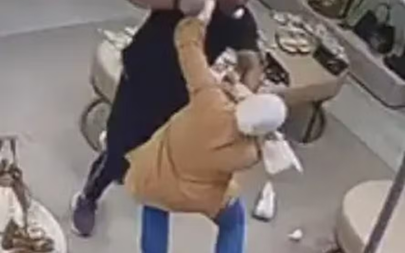 Homem é preso após arrancar hijab e agredir mulheres em shopping de Foz do Iguaçu