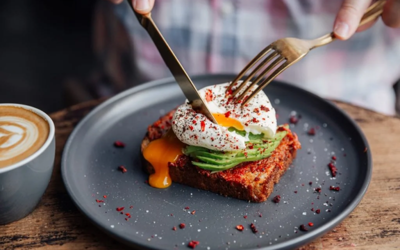 7 Formas Saudáveis e 7 Riscos de Comer Ovos