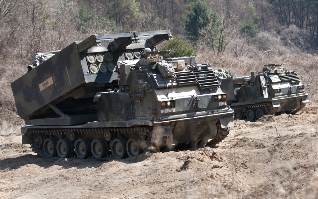 Sistema de lançamento múltiplo de foguetes M270 MLRS em operação
