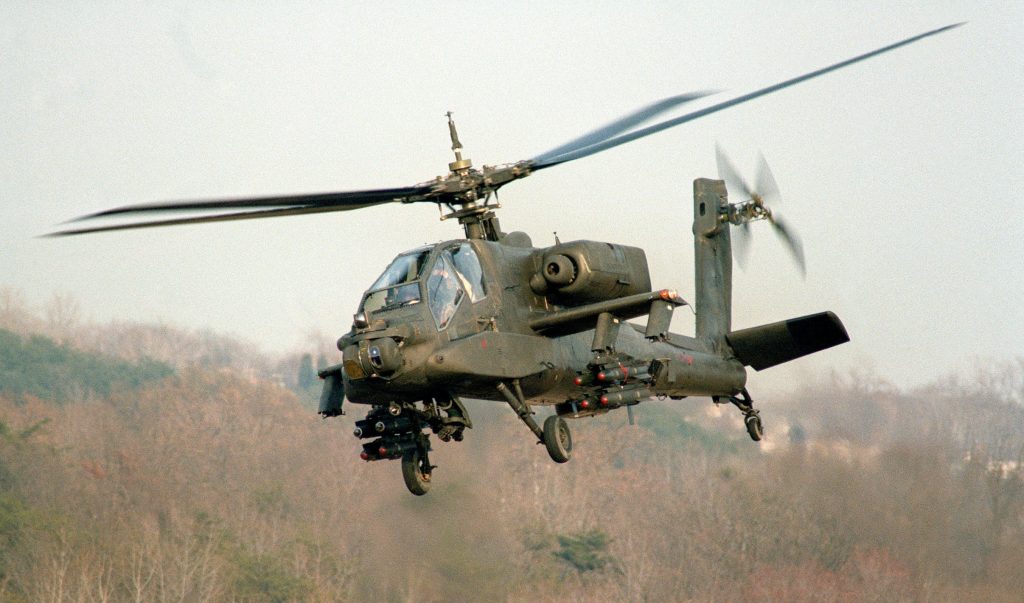 Helicóptero de ataque AH-64 Apache equipado com mísseis Hellfire