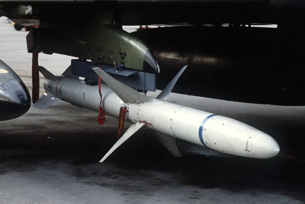 Míssil antirradição AGM-88 HARM projetado para destruir radares inimigos