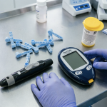 Criança medindo glicose no sangue para controle do diabetes tipo 1