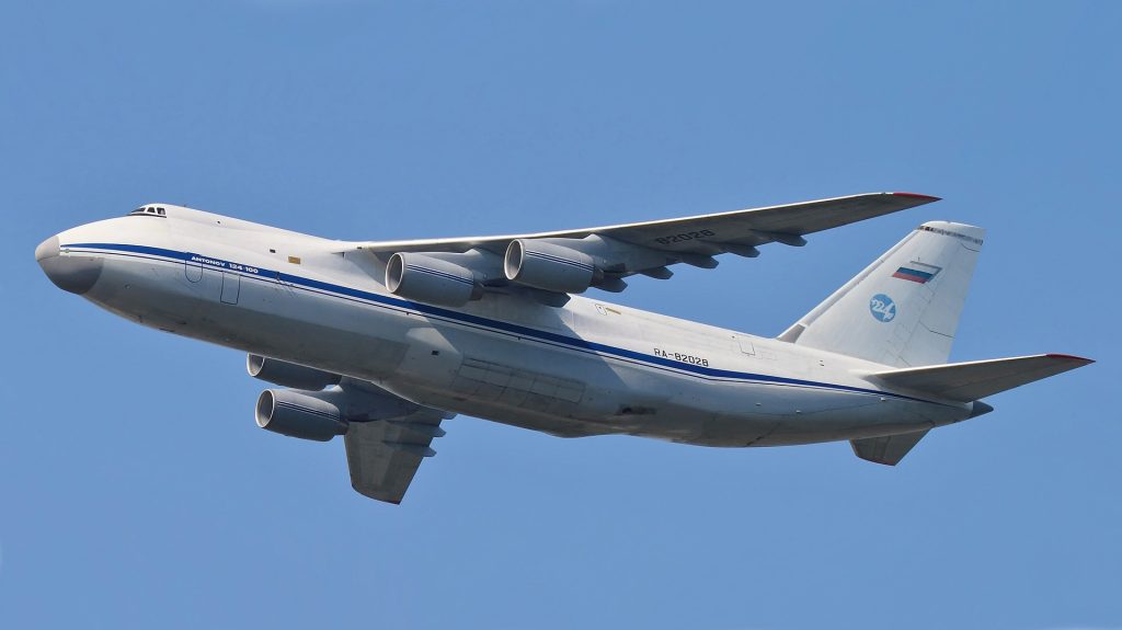 avião de carga Antonov An-124 transportando equipamentos militares pesados