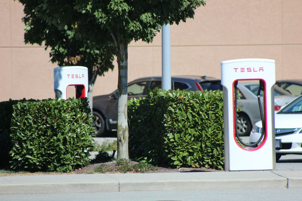 Carros elétricos sendo carregado em estação