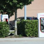 Carro elétrico sendo carregado em estação