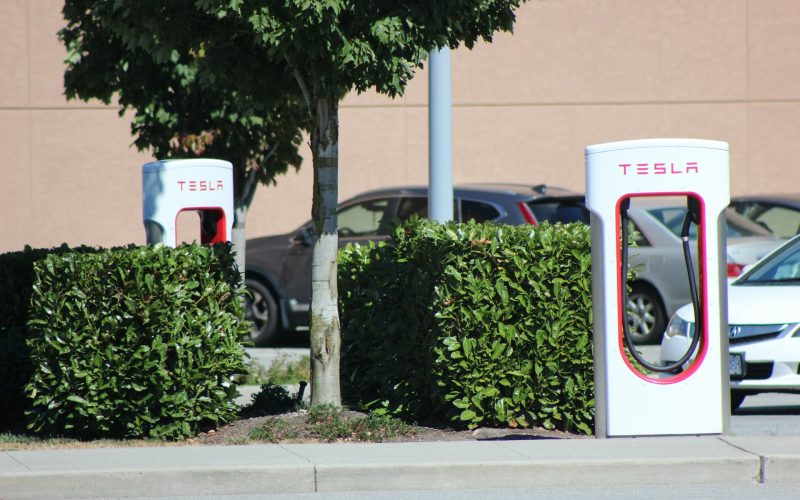 Alta da gasolina impulsiona carros elétricos após tensões no Irã