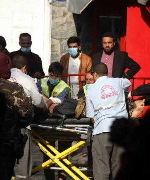 Ataque aéreo em Kabul deixa centenas de mortos e eleva tensão com o Paquistão