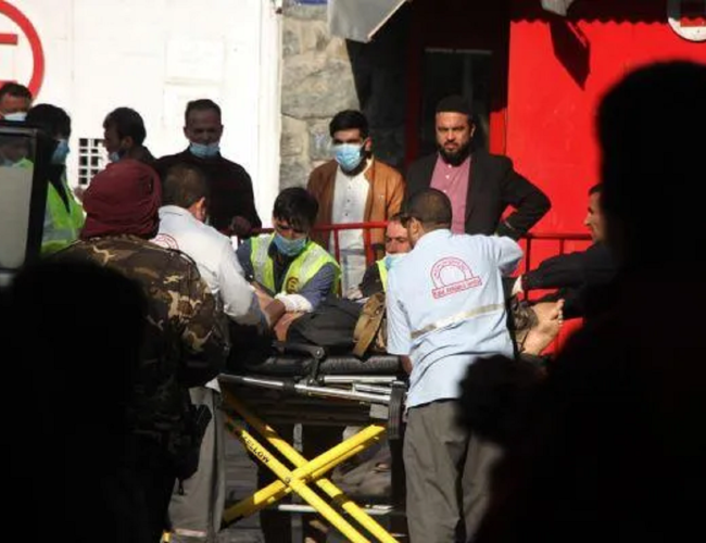 Ataque aéreo em Kabul deixa centenas de mortos e eleva tensão com o Paquistão