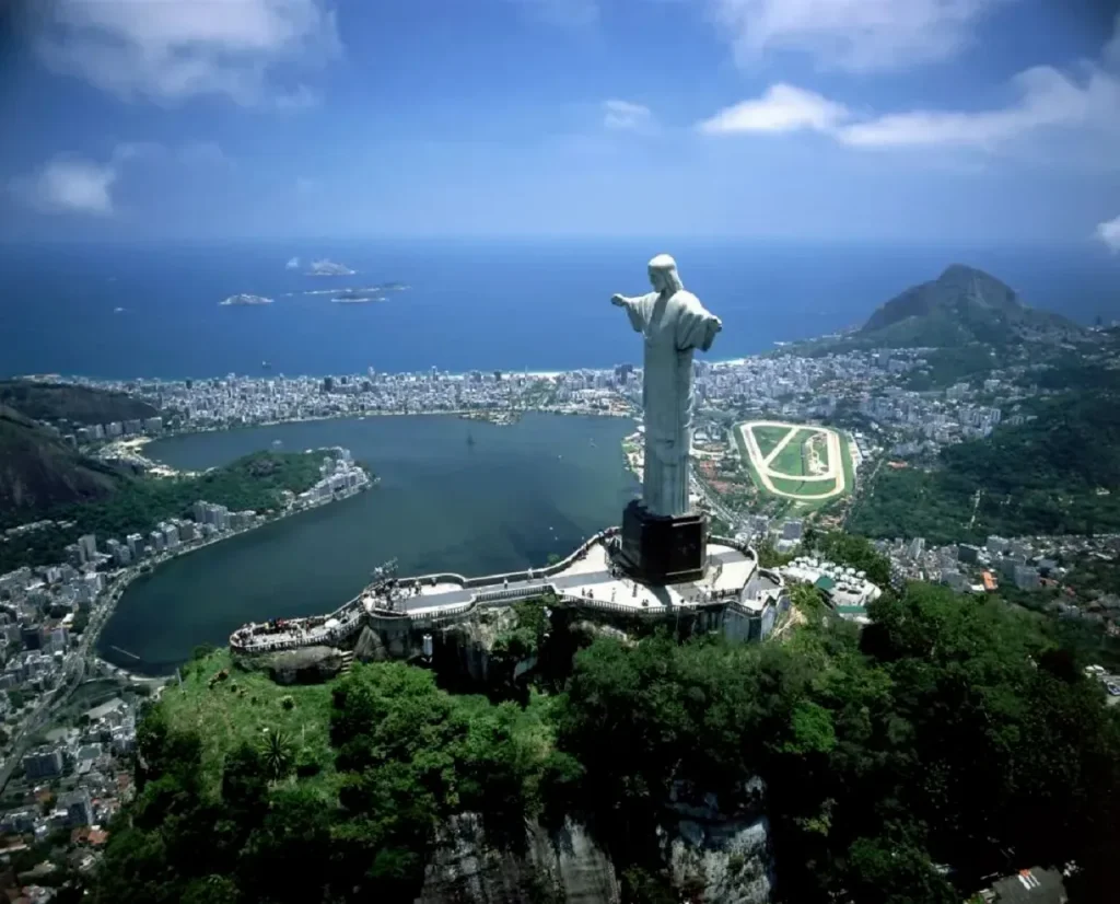 Rio de Janeiro:Vista aérea do Cristo Redentor iluminado pelo sol da manhã na Floresta da Tijuca.