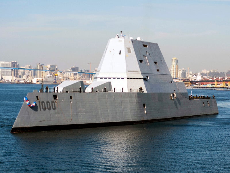destroyer Zumwalt com design furtivo em operação no mar tecnologia militar avançada