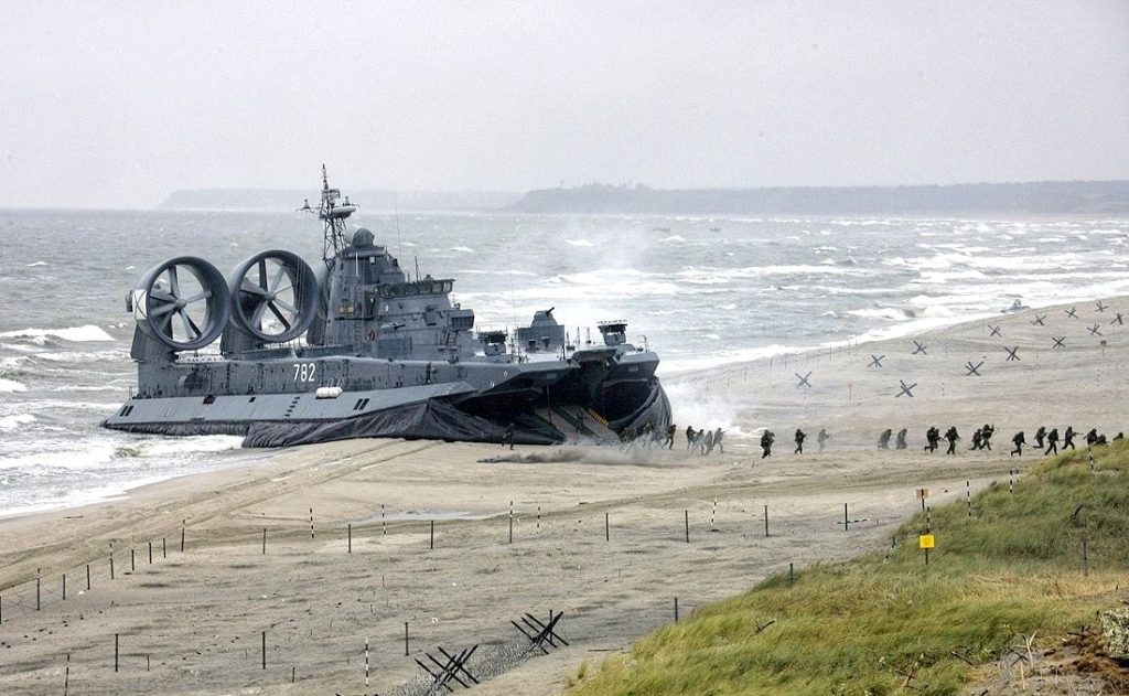 hovercraft militar Zubr transportando veículos pesados em alta velocidade