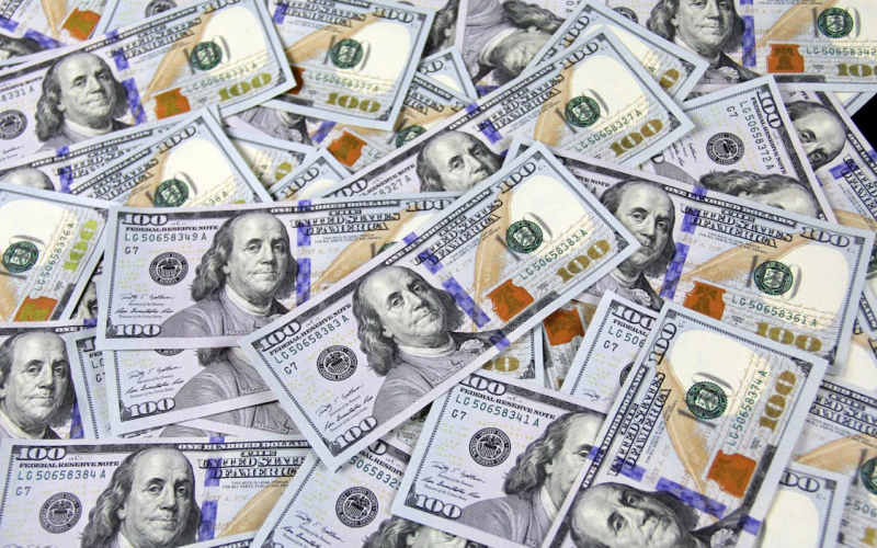 Guerra no Irã fortalece dólar, eleva petróleo e aumenta temores de inflação global