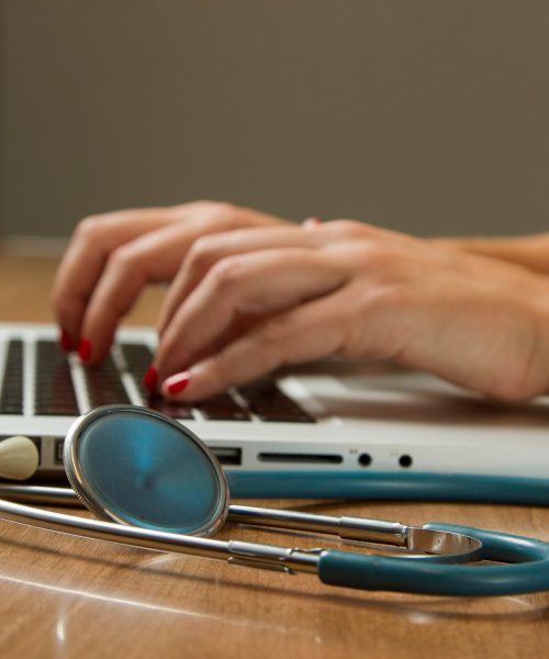 ChatGPT pode dar conselhos médicos errados? Estudos alertam para riscos da IA na saúde