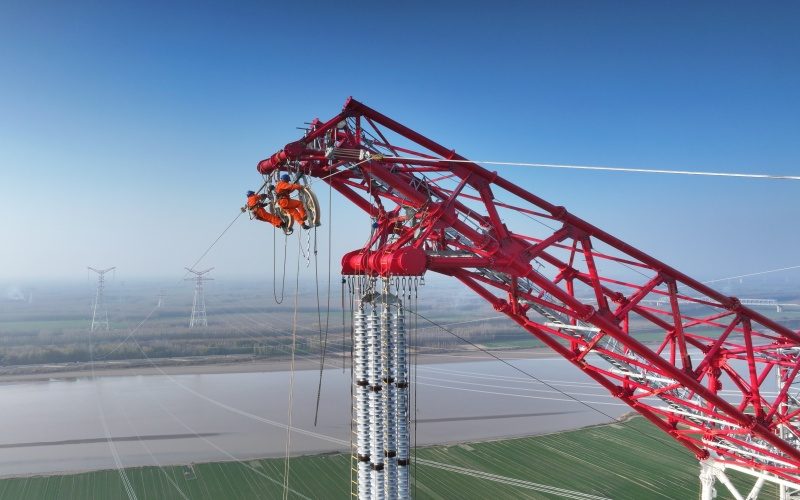 China acelera super-rede elétrica para enfrentar crises de energia