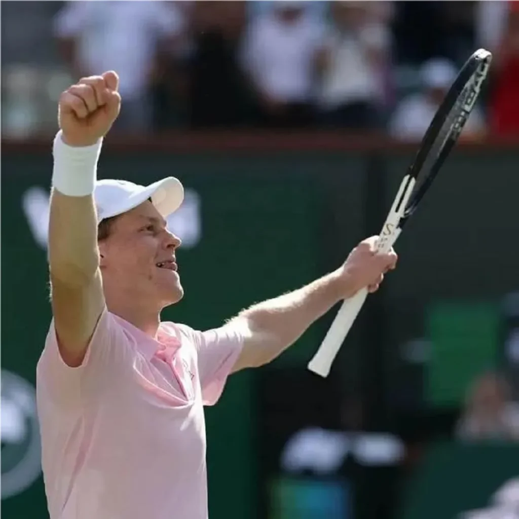 Jannik Sinner comemorando ponto importante no Miami Open