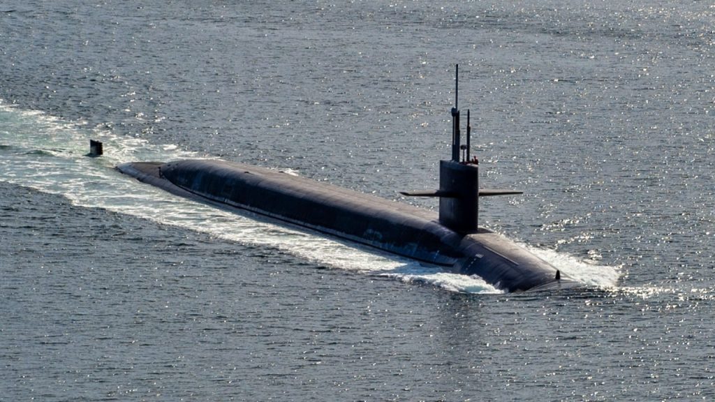 submarino nuclear classe Ohio emergindo no oceano com capacidade estratégica