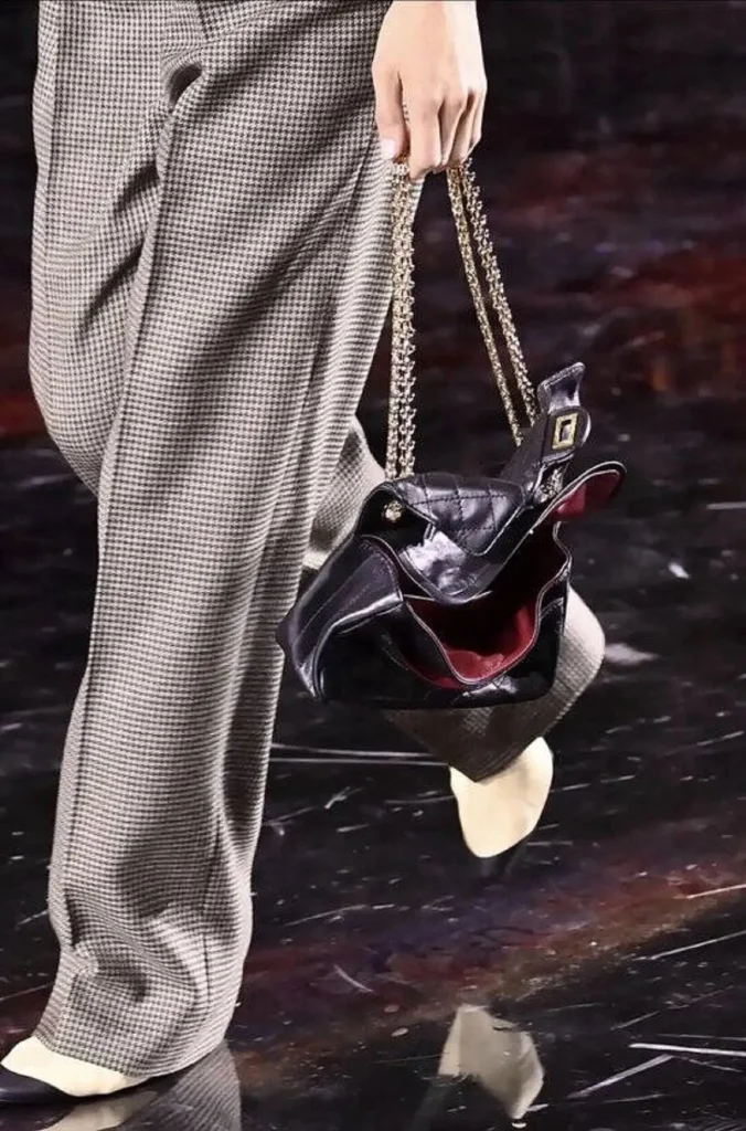 Acessórios Primavera/Verão 2026: Chanel 2.55 "amassada"