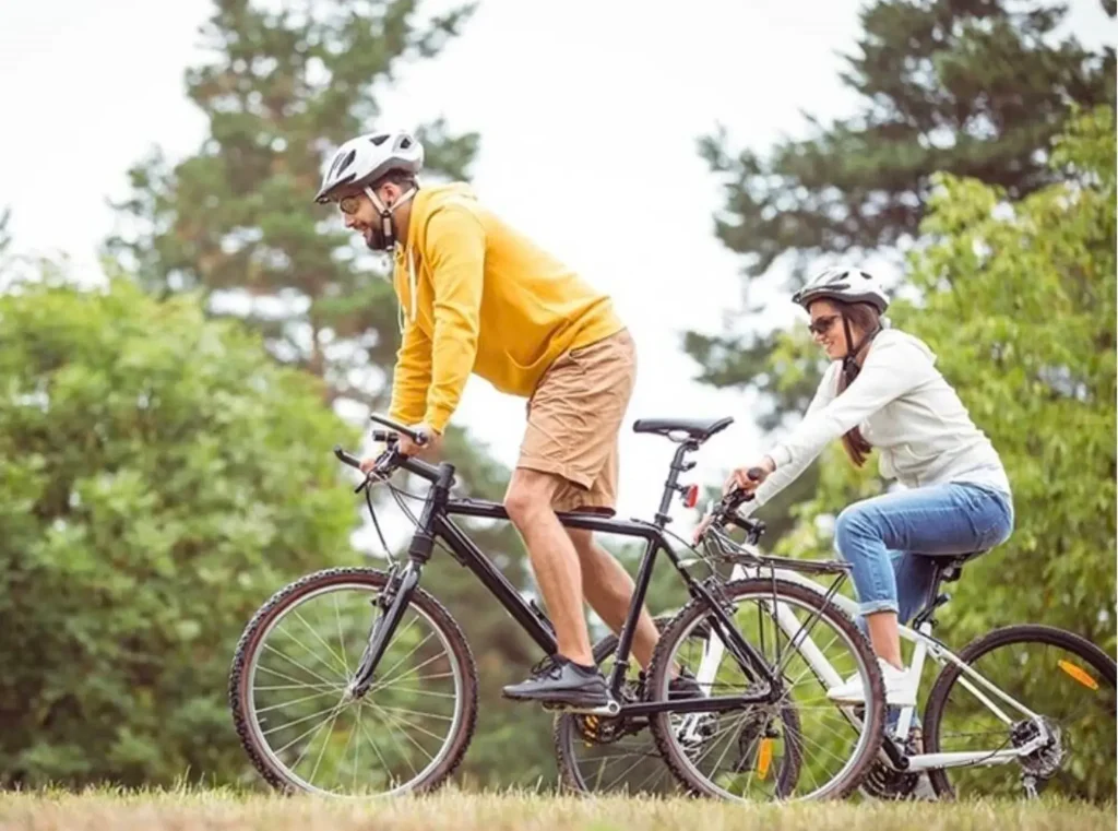 ciclistas pedalando no Parque do Ibirapuera em São Paulo