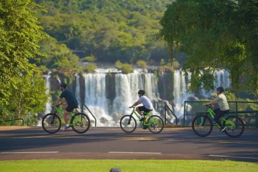 ciclista na Trilha das Cataratas com a Garganta do Diabo ao fundo