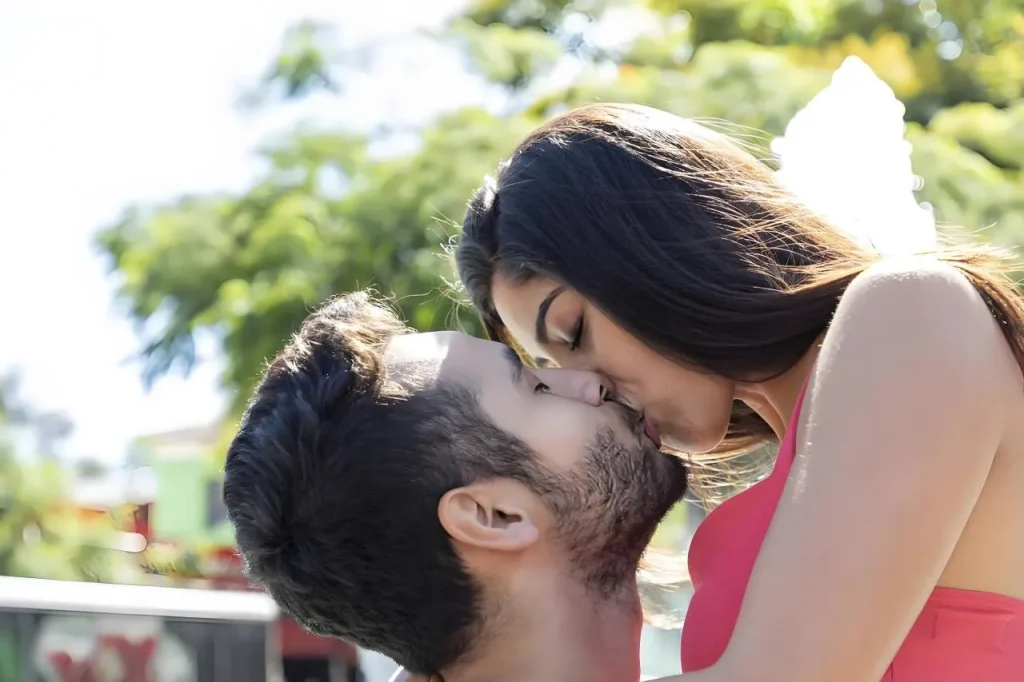 casal se beijando em close íntimo