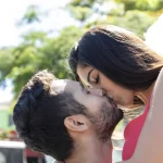 casal se beijando em close íntimo