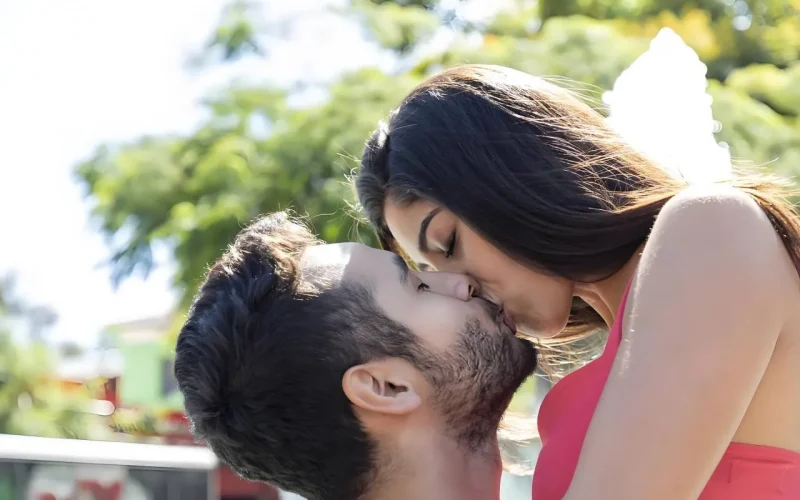 casal se beijando em close íntimo