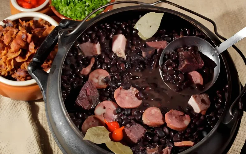 Feijoada: Origem, Receita Tradicional e o Prato Nacional do Brasil