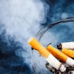 Relógio com fumaça de cigarro — representação visual dos anos de vida perdidos pelo tabagismo