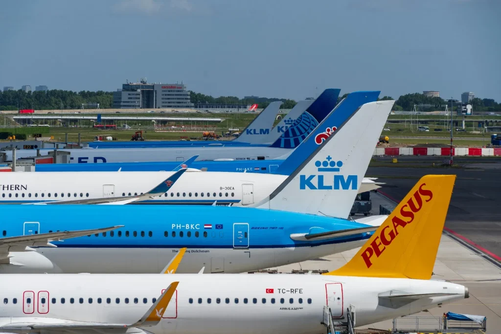 aviões parados em aeroporto crise de combustível guerra Irã companhias aéreas