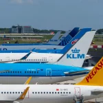 aviões parados em aeroporto crise de combustível guerra Irã companhias aéreas