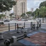 Moradores usam academia ao ar livre pública na zona norte de São Paulo, abril de 2026