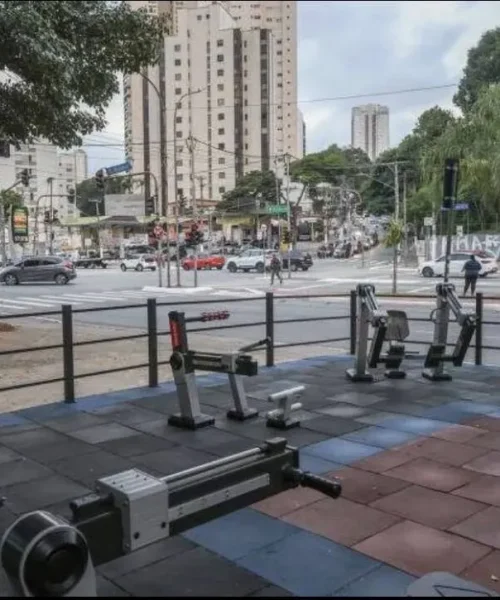 Academia ao ar livre em São Paulo: sucesso popular expõe lacunas graves de segurança e saúde