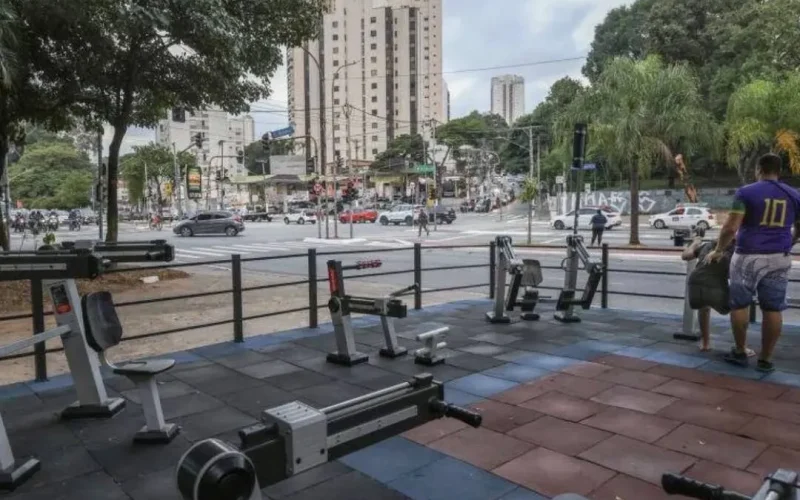 Moradores usam academia ao ar livre pública na zona norte de São Paulo, abril de 2026