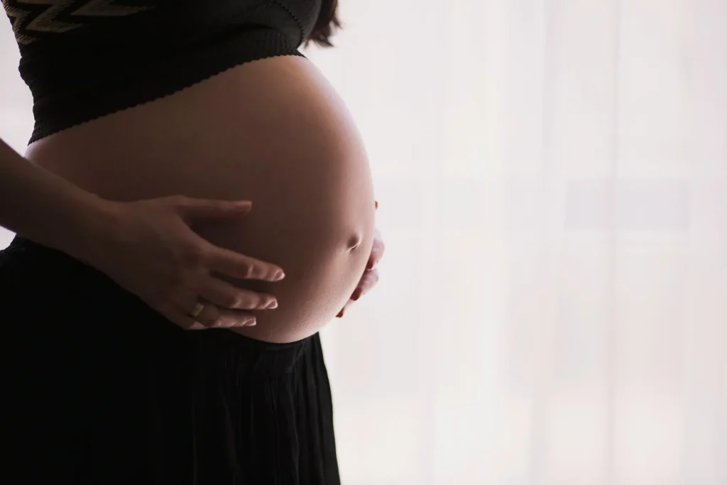 Mulher grávida olhando pensativamente — mudanças cerebrais na gravidez