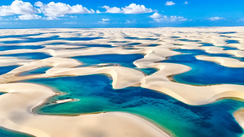 Vista aérea dos Lençóis Maranhenses com lagoas de água azul entre dunas brancas, Maranhão, Brasil