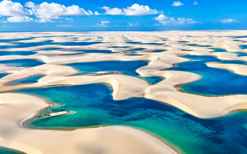 Vista aérea dos Lençóis Maranhenses com lagoas de água azul entre dunas brancas, Maranhão, Brasil