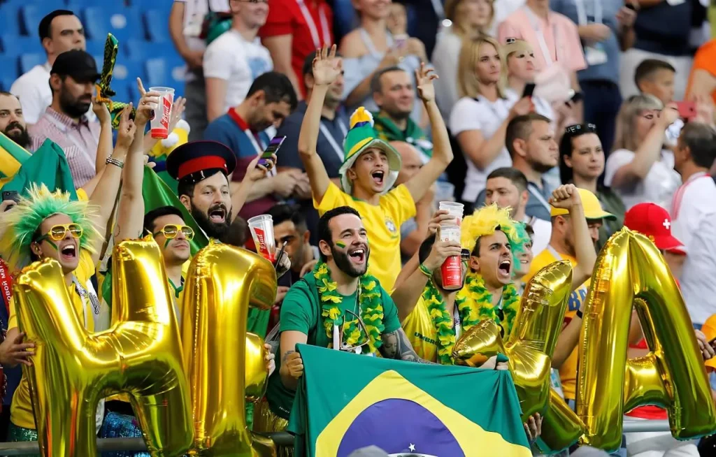 Torcedores brasileiros acompanham jogos da Copa do Mundo e movimentam a economia do futebol.