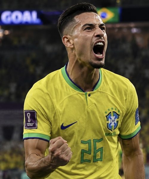 Martínez marca nos acréscimos, Brasil vence o Japão por 2 a 1 e avança na Copa do Mundo
