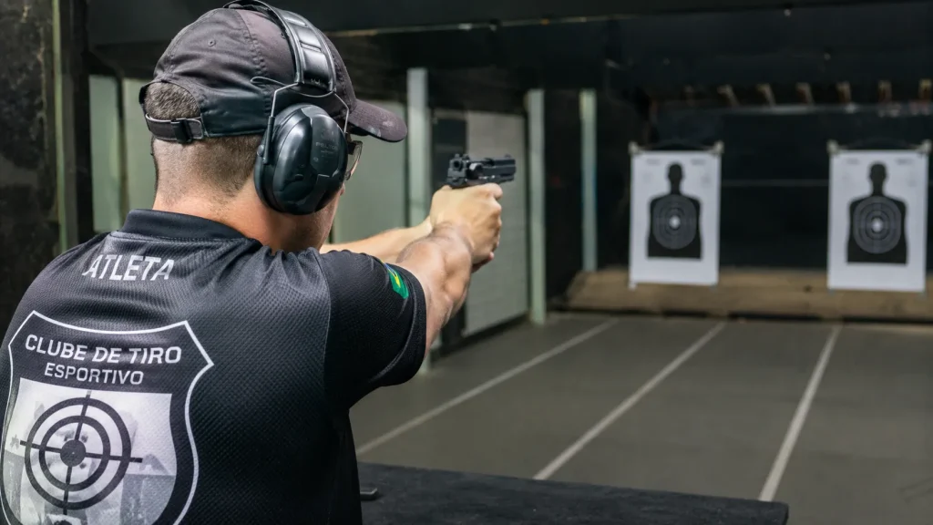 Atirador esportivo CAC em clube de tiro no Brasil.armas leves no Brasil.