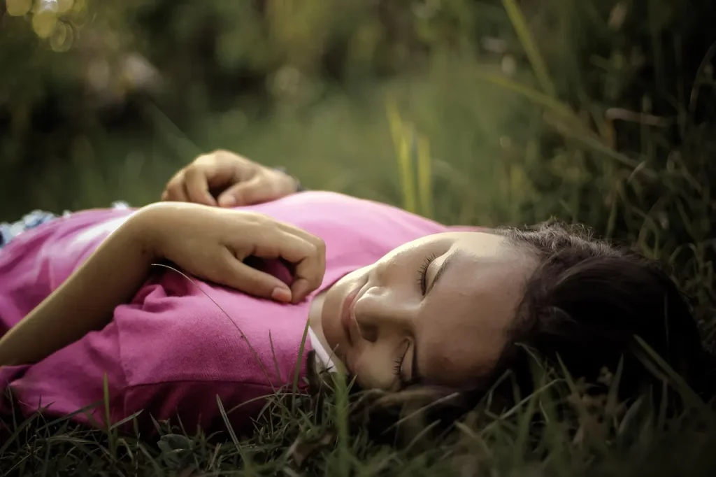 mulher relaxada após momento de bem-estar – saúde feminina