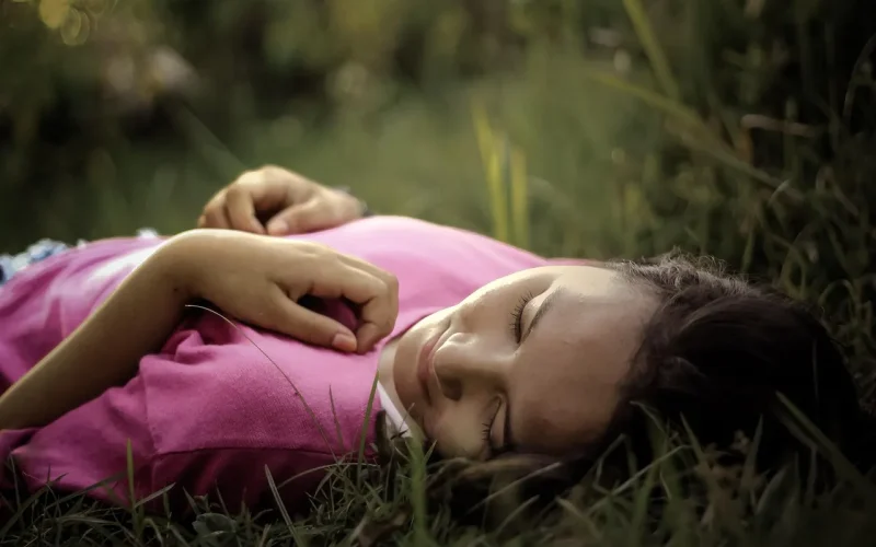 mulher relaxada após momento de bem-estar – saúde feminina