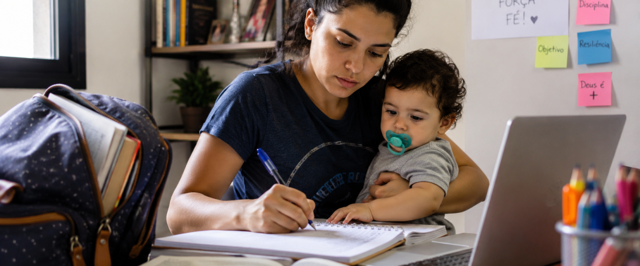 Evasão escolar entre estudantes com filhos: por que mais da metade abandona os estudos no Brasil