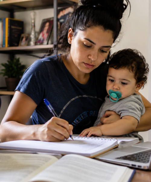 Evasão escolar entre estudantes com filhos: por que mais da metade abandona os estudos no Brasil