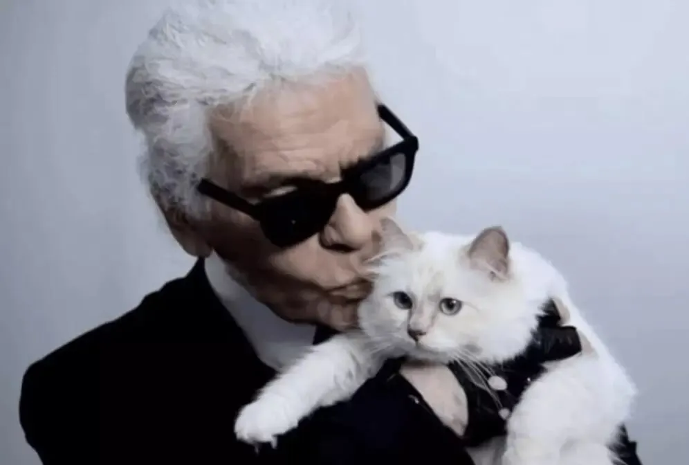 Karl Lagerfeld e sua gata Choupette em evento de moda"