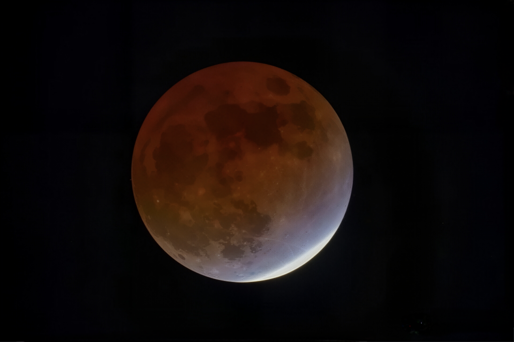 Lua de Sangue durante eclipse lunar no céu do Brasil