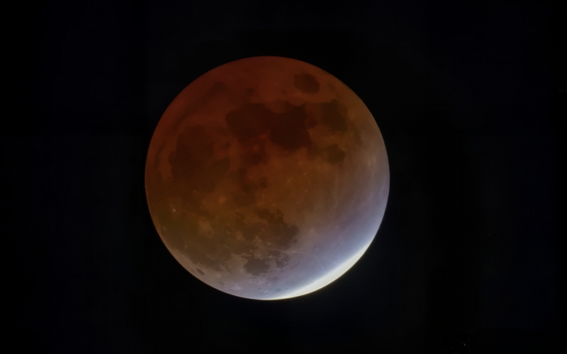 Lua de Sangue durante eclipse lunar no céu do Brasil
