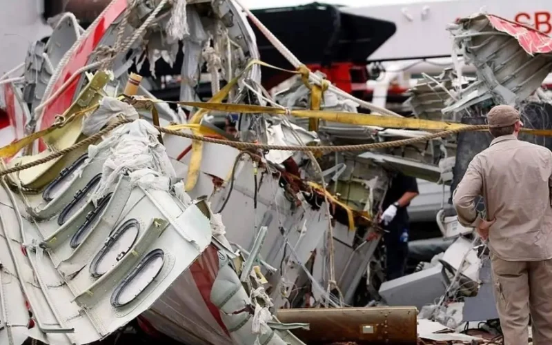 Destroços do avião da Voepass em Vinhedo, SP, após queda do voo 2283